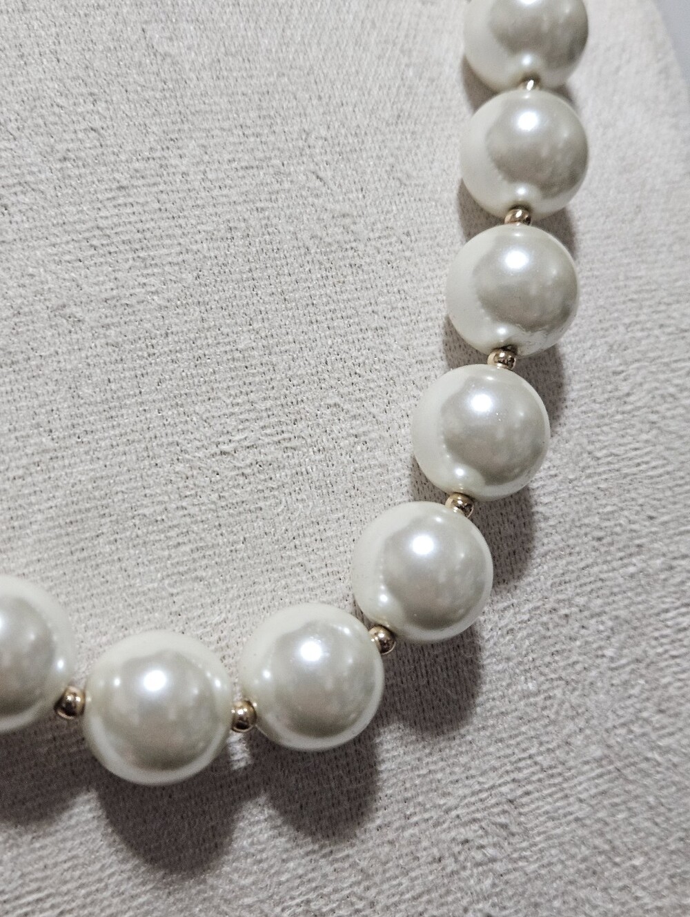 Oversized  Faux Pearl Statement Necklace - Picture 2 of 4
